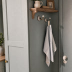 Torchon rayé bleu ciel et blanc dans une cuisine de bastide chic, décoration naturelle et élégante
