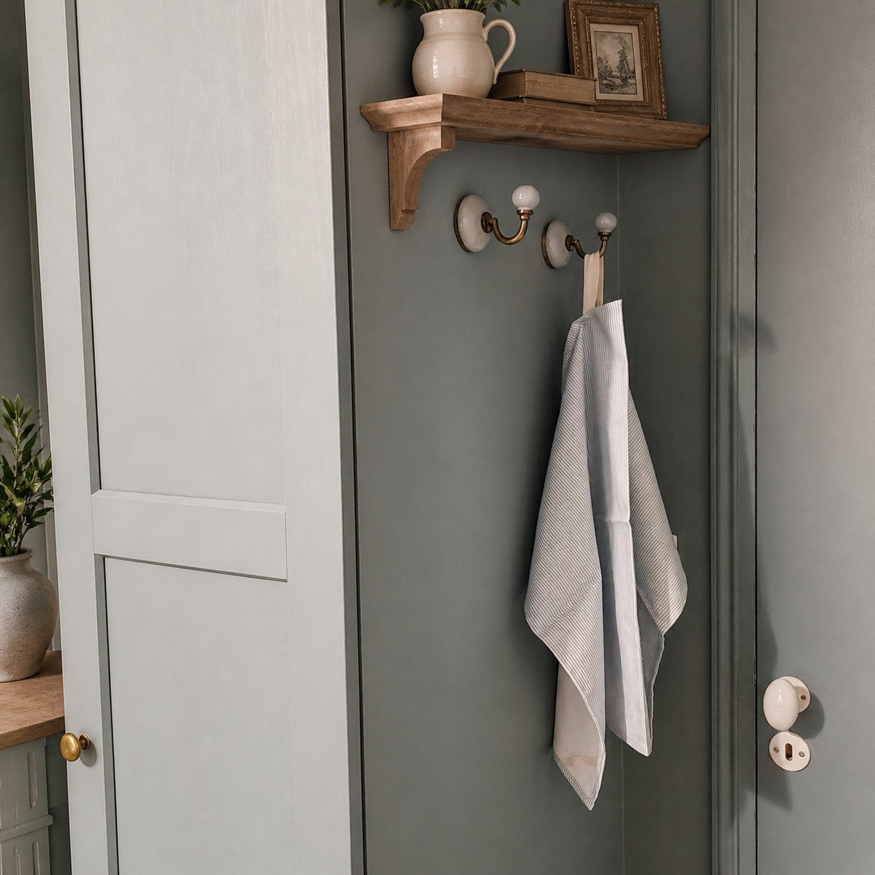 Torchon rayé bleu ciel et blanc dans une cuisine de bastide chic, décoration naturelle et élégante