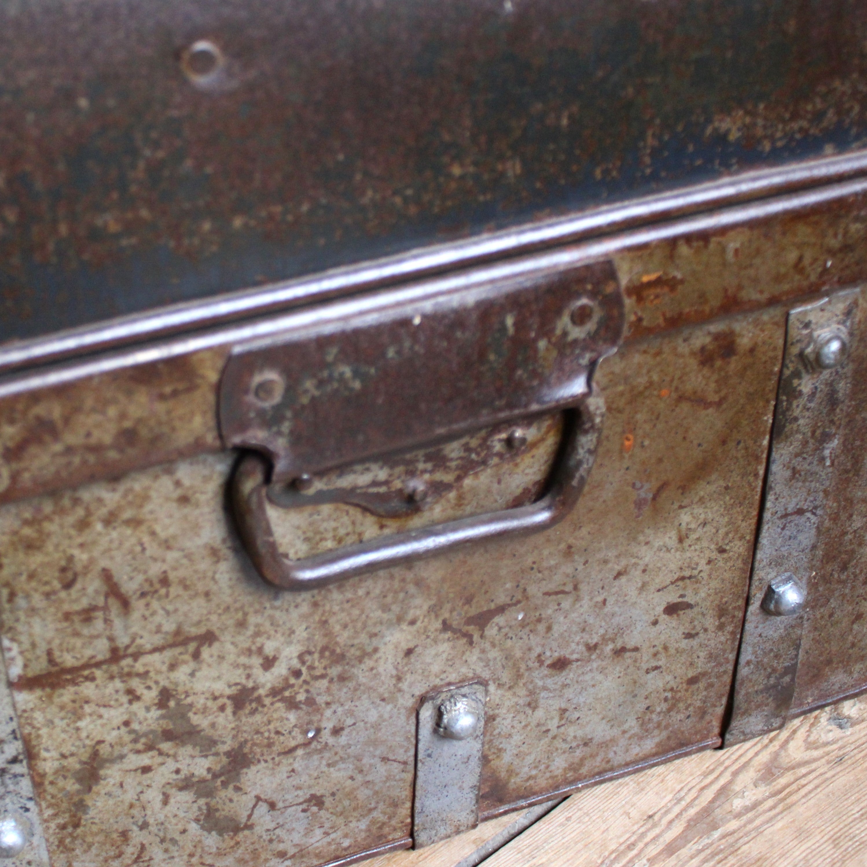 valise décorative en métal de style ancien-campagne-chic-Maison Ysance 