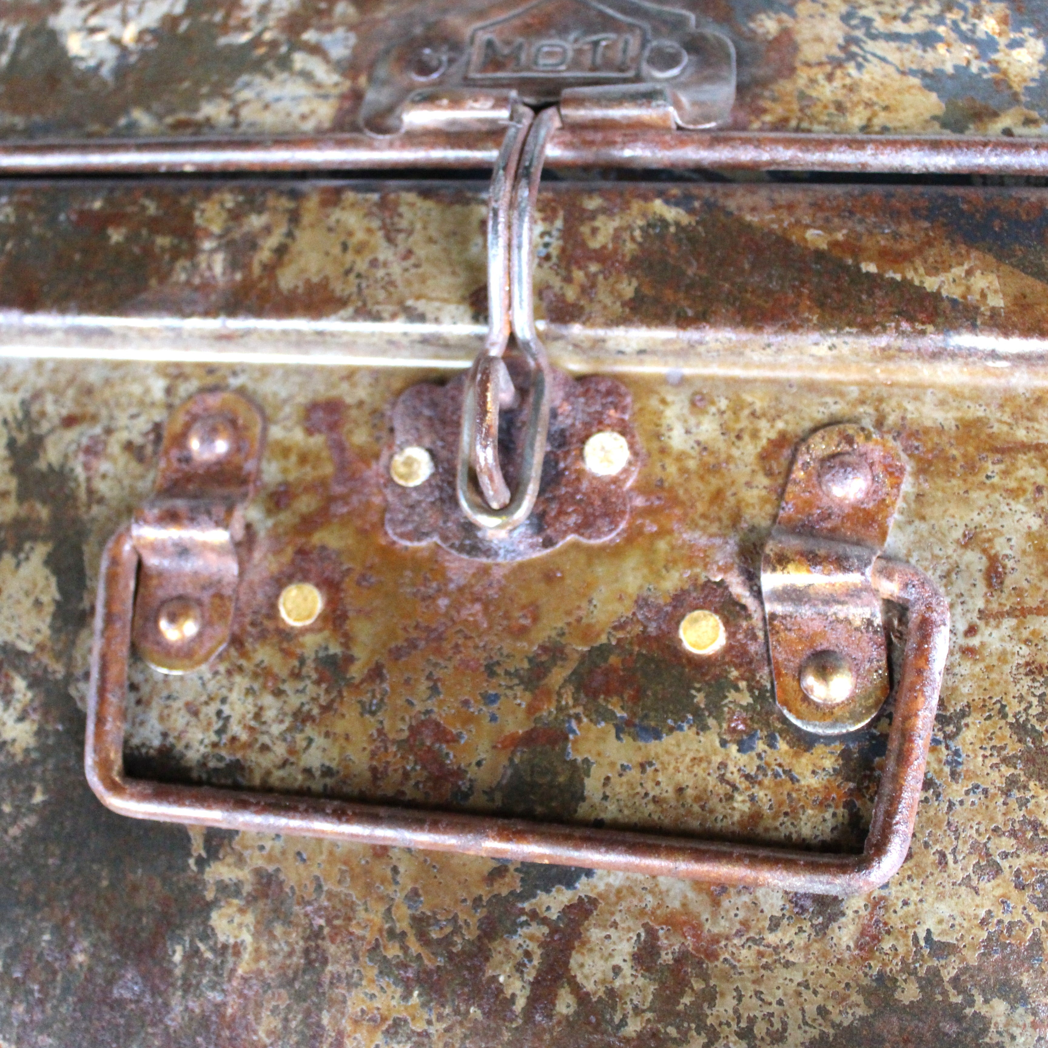 valise décorative en métal de style ancien-campagne-chic-Maison Ysance 