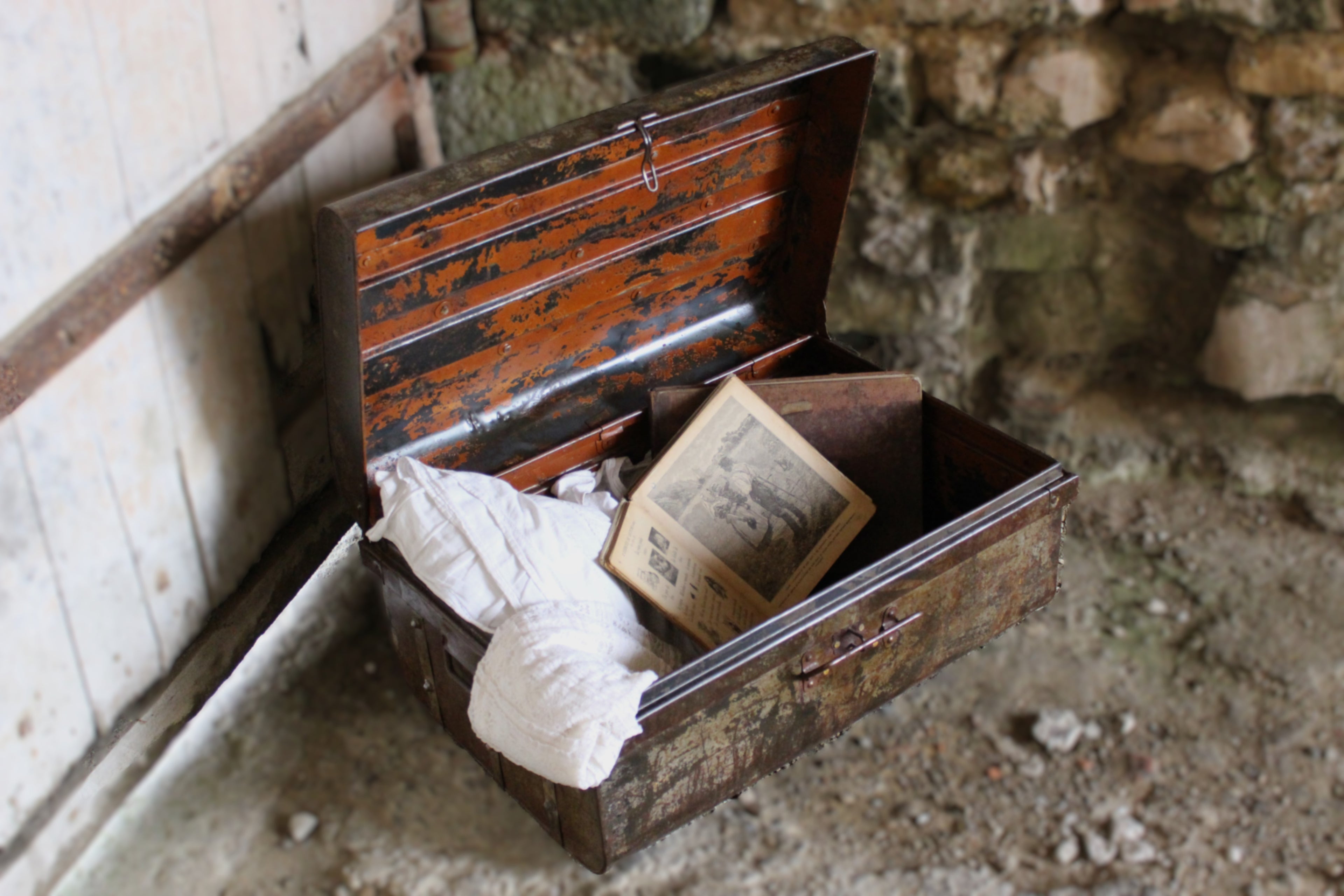 valise décorative en métal de style ancien-campagne-chic-Maison Ysance 